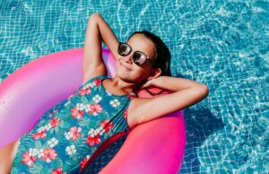 Alors que les restrictions d’eau se multiplient, ces français se remplissent les poches (avec leur piscine) Alors que les restrictions d’eau se multiplient, certains se remplissent les poches (avec leur piscine)