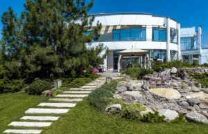 Prix mini, maison de luxe, jardin XXL : ces Français seront déjà partis vivre ici à la rentrée Prix mini, maison de luxe, jardin XXL ces Français sont partis vivre ici