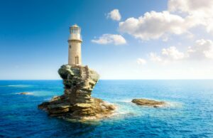 Investir dans des bâtiments maritimes : phares, écluses, gares… stratégie payante en 2025 ? acheter un phare pour y vivre