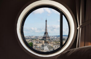 Airbnb rare, escalade des prix : la nuit « vue Tour Eiffel » s’envole à l’été 2025