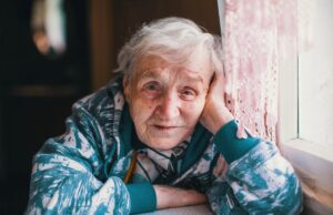 Ces squatteurs profitent d’un simple oubli pour s’approprier la maison d’une dame âgée et la loi est de leur côté Ces squatteurs profitent d’un simple oubli pour s’approprier la maison d'une dame âgée et la loi est de leur côté