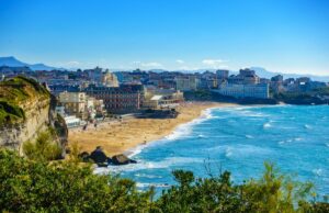 Choc sur le littoral : cette région adorée des vacanciers bannit les maisons secondaires Choc sur le littoral cette région adorée des vacanciers bannit les maisons secondaires biarritz aout 2025