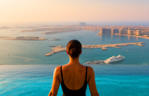 Dubaï, extrême limite avec le ciel : on a simulé un grand saut depuis la piscine de l’hôtel le plus haut du monde Dubaï, nouveau record: l’hôtel le plus haut du monde (et sa piscine de l’extrême) porte un nom français