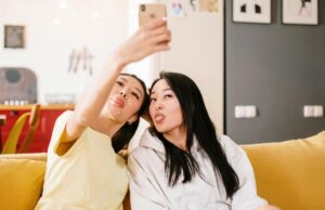 Comment la Gen Z s’offre sa première villa sans CDI alors que vous remboursez encore votre prêt à taux plein Gen Z stare regard fixe jeunes femme moquerie millenials achetent premiere villa sans cdi immobilier aout 2025 (1)