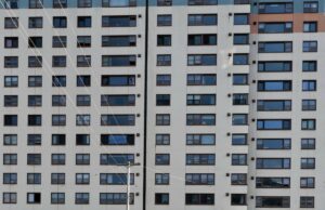 Whittier, Alaska : un village entier vit dans une tour… France et États-Unis face à leurs échecs urbains Whittier, Alaska : un village entier vit dans une tour.