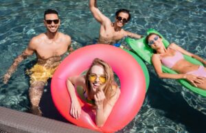 « Trop de paperasse, trop de risques » : ces jeunes renoncent à acheter et préfèrent vivre en coloc dans des villas de luxe « Trop de paperasse, trop de risques » : ces jeunes renoncent à acheter et préfèrent vivre en coloc dans des villas de luxe